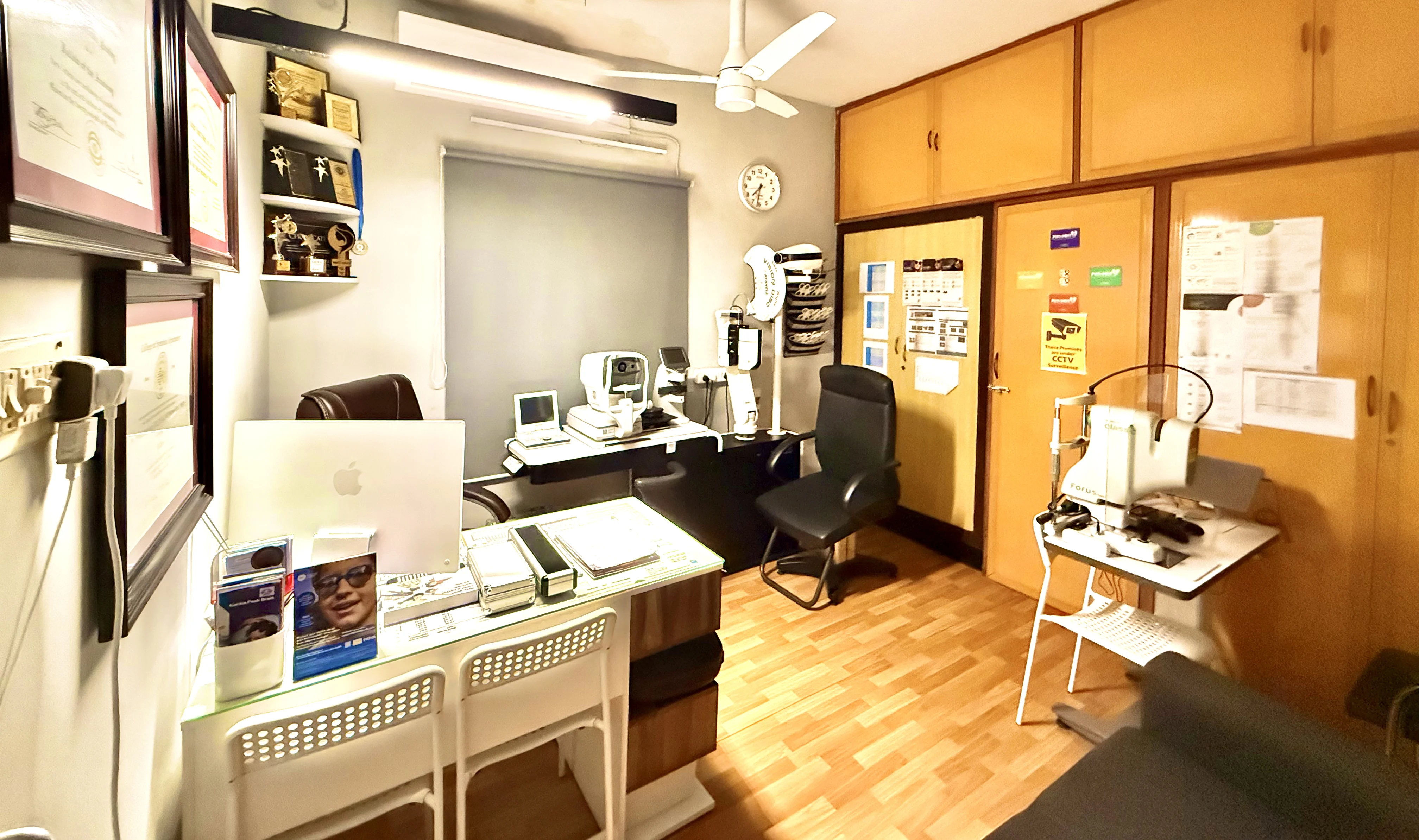 Caring Vision Therapy Ashok Nagar Chennai – Consultation room with iMac workstation, auto-refractor and multiple diagnostic instruments
